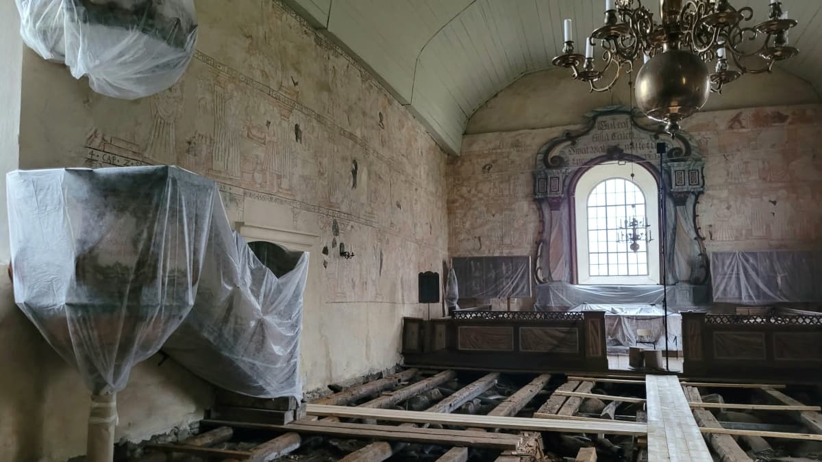 Isonkyrön vanhan kirkon saarnastuolikin on suojattu remontilta.
