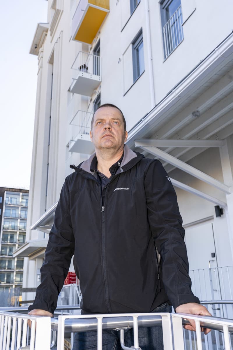 Antti Ronkainen, asuntosijoittaja, Oulu, seisoo kerrostalon luiskalla