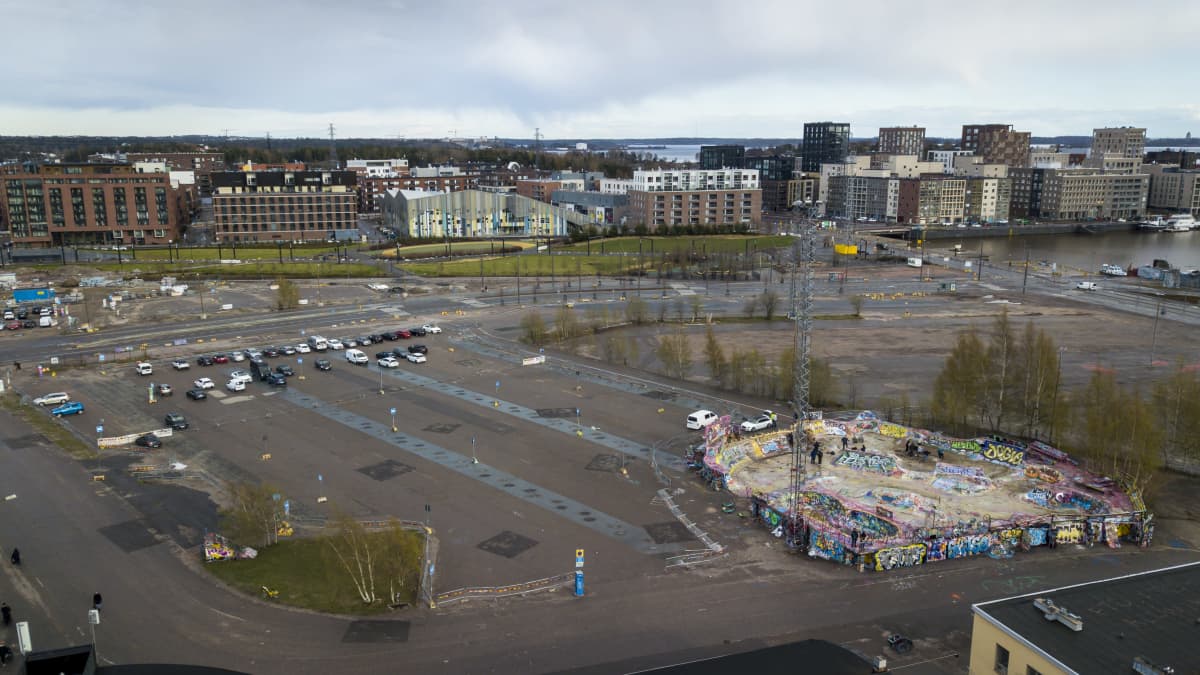 The skate park and parking lot located in Helsinki's Suvilahti.
