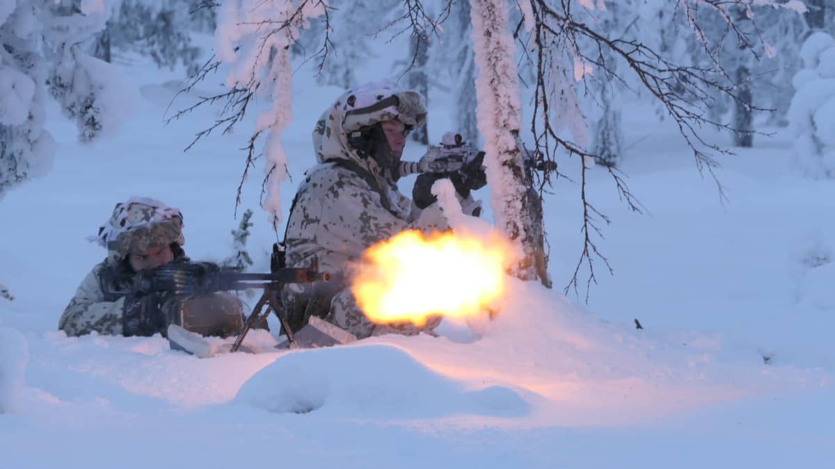 Sotilaat harjoittelevat lumessa
