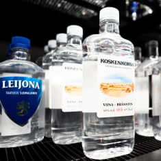 Alkoholituotteita Alkon hyllyllä.
