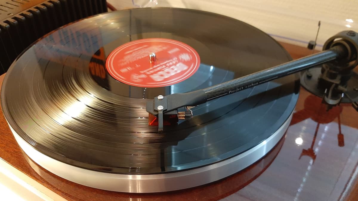 Rolling Stones -yhtyeen Decca-levymerkille tekemä vinyyliäänite levysoittimessa.