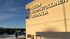 Oulun yliopistollisen sairaalan valokyltti.