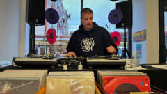 DJ Arttu "R2ISDJ2" Rintakumpu soittaa levyjä.