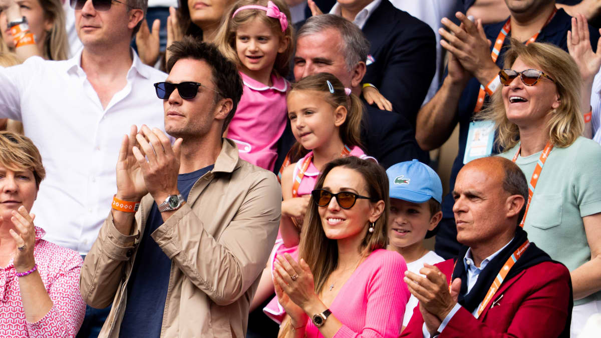 Tom Brady ja Jelena Djokovic katsomassa Ranskan avointen finaalia, jossa Novak Djokovic voitti Casper Ruudin.