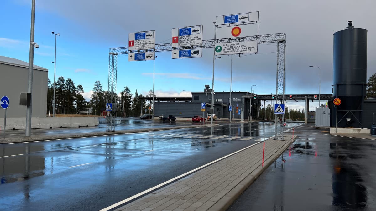 Raja-Joosepin rajaylityspaikalla on isoja liikenteenohjauskylttejä ja rakennus, jonka päädyssä on Venäjän ja Suomen rajan välinen portti liikennevaloineen.