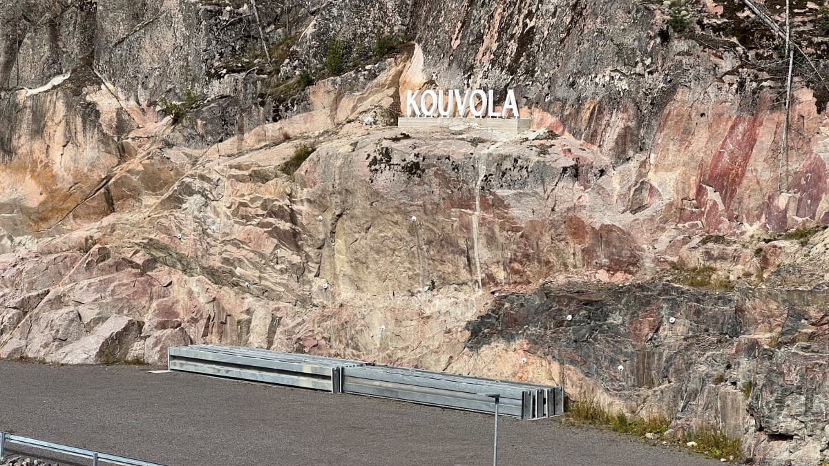 Kouvola-teksti on pystytetty Kimolan kanavan sululla sijaitsevaan kallioon.