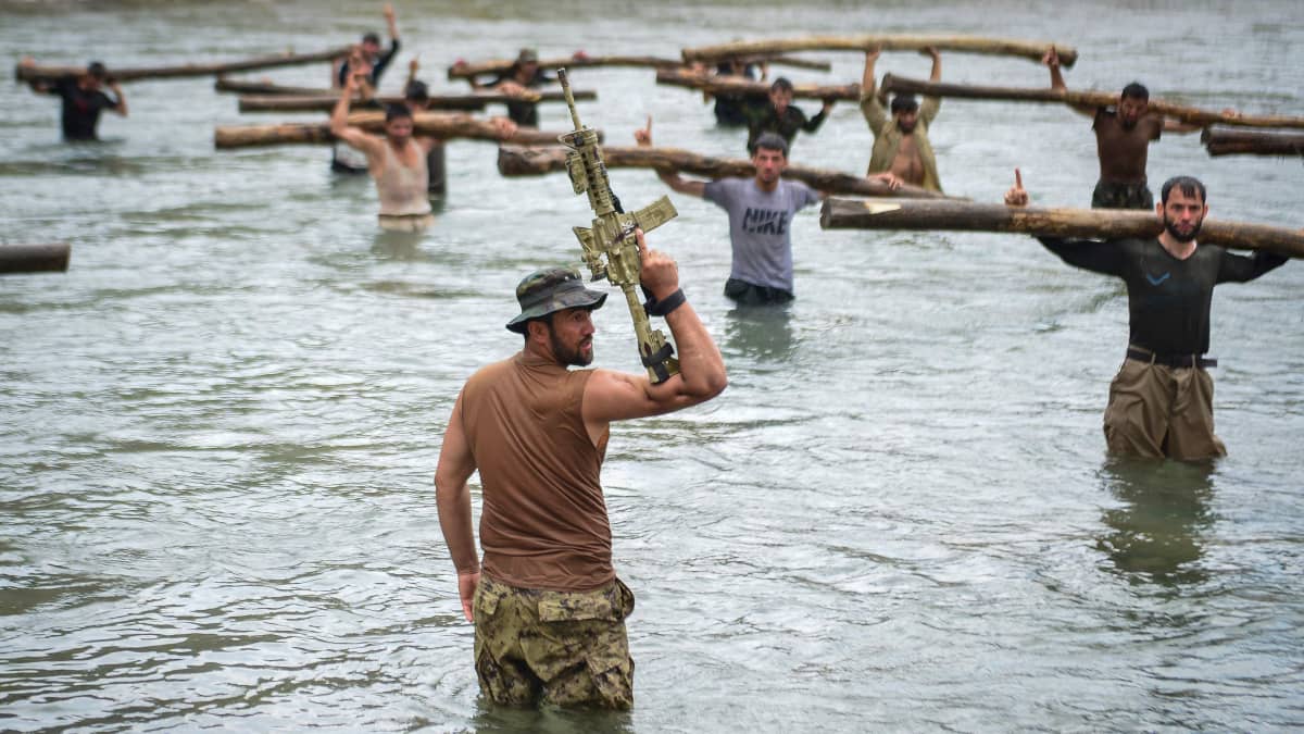 Anti-Taliban taistelijat harjoittelevat vedessä.