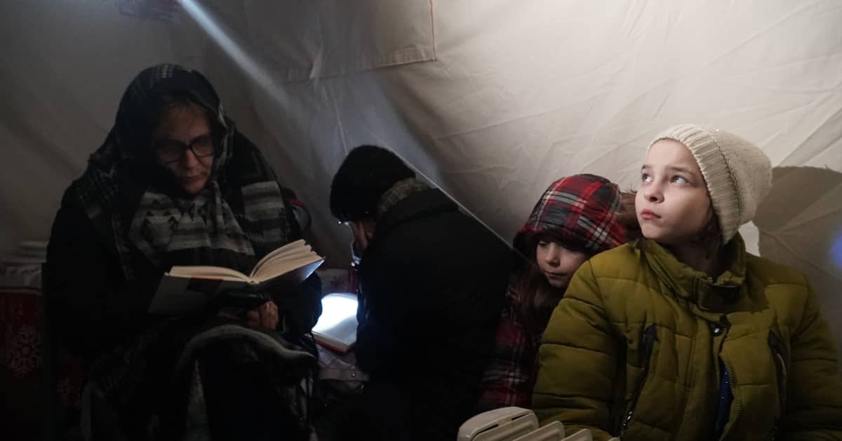 Yle vieraili dniprolaisessa nukkumalähiössä, jossa paikalliset lataavat kännykkänsä viidestä pistorasiasta