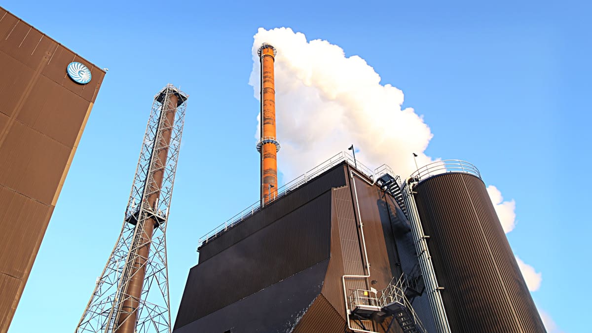 Jyväskylän Energian voimalaitoksen piipusta tupruaa savua