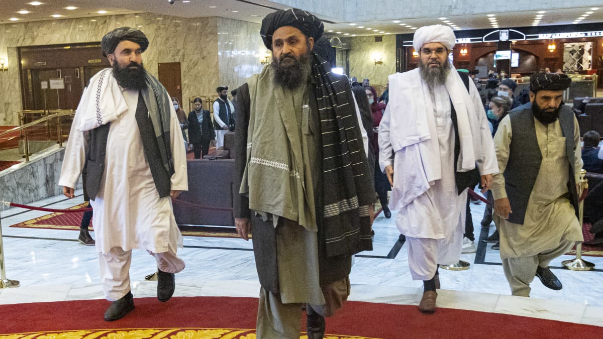 Yksi Taliban järjestön perustajista Mullah Abdul Ghani Baradar saapuu tiedoitustilaisuuteen Moskovassa.