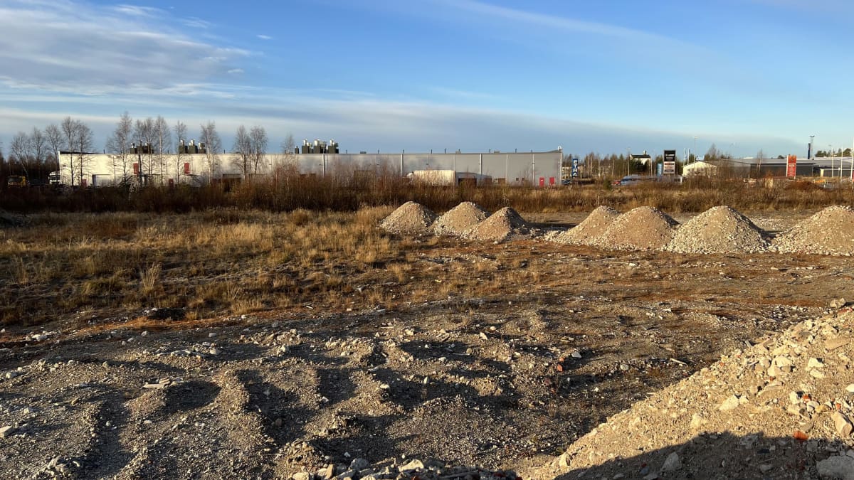 Hiekkainen ja heinikkoinen tontti Rovaniemen Teollisuustiellä, jonne aiotaan rakentaa Kärkkäisen tavaratalo.