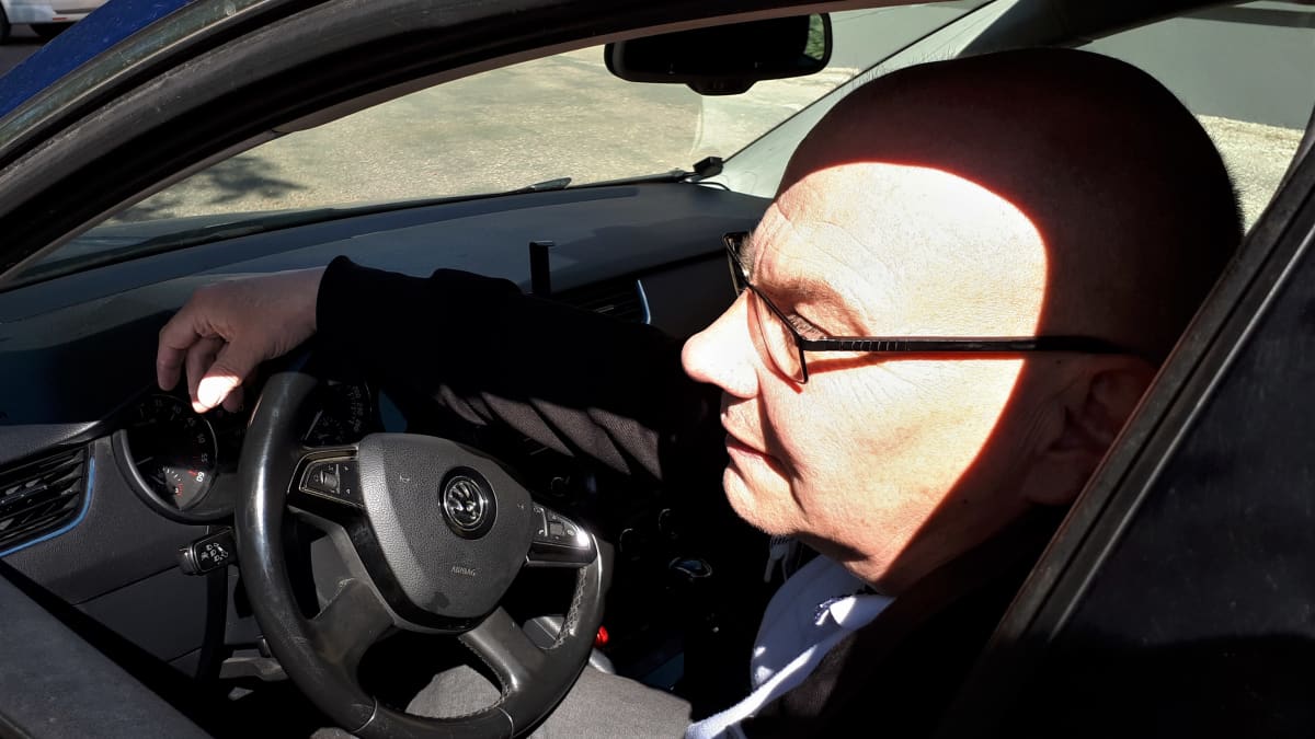 Jukka Jyrkinen autossaan.