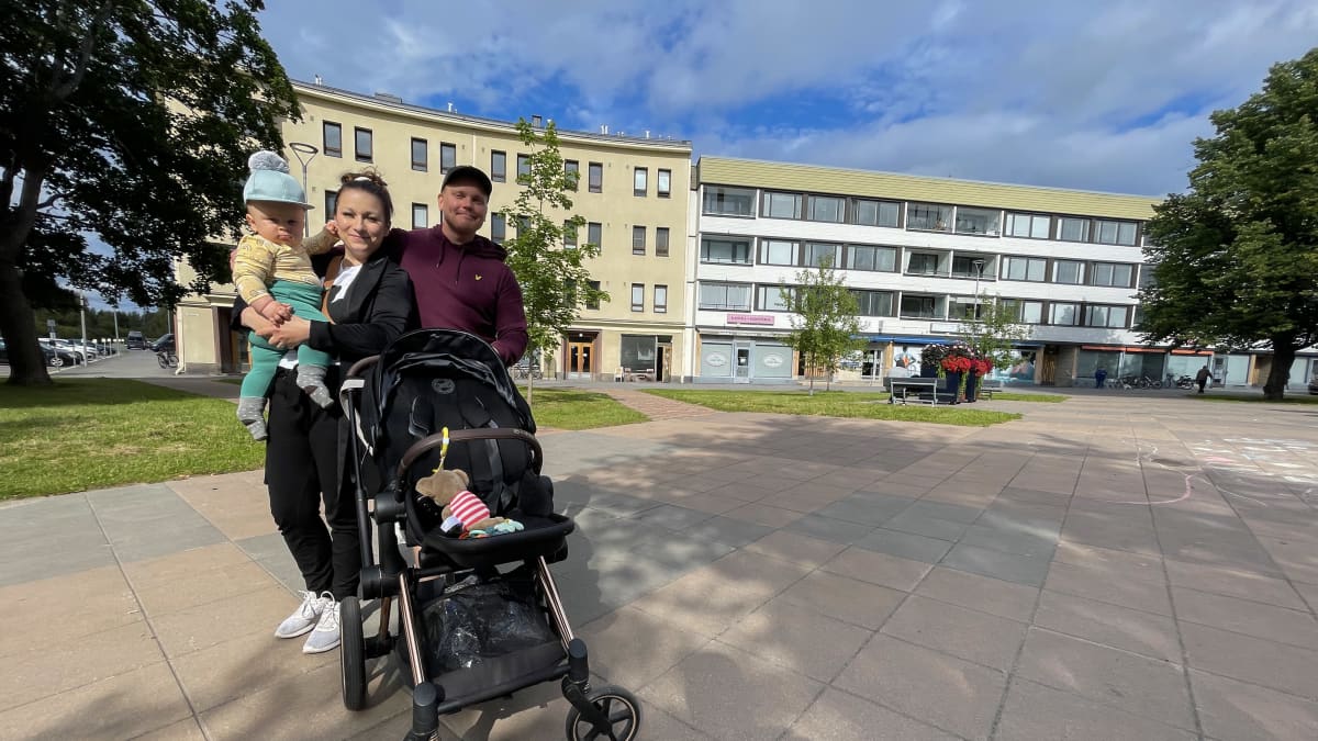 Noora Nikula ja Antti Häkli ovat asuneet Oulun Tuirassa noin seitsemän vuotta. Perheeseen kuuluu myös kymmenen kuukauden ikäinen Leonel Häkli. 