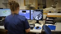 TYKSin PET-keskuksessa menossa sydänkuvaus. Hoitaja katsoo monitoreja.