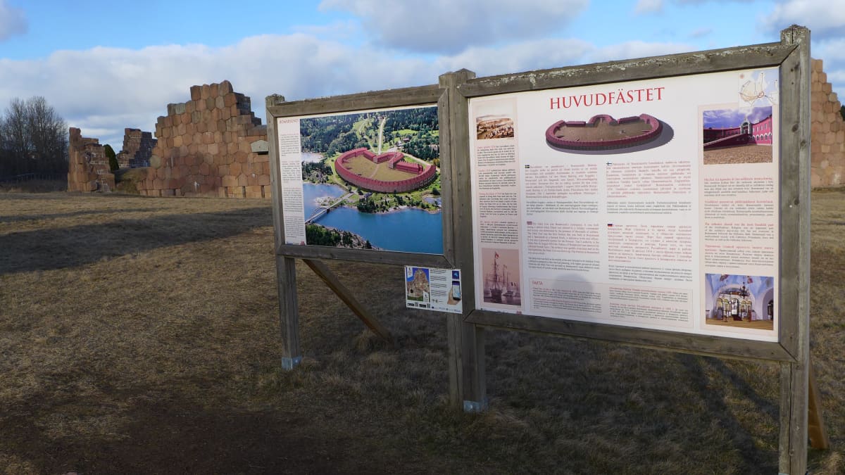 Bomarsundin linnakkeen rauniot ja opastaulu