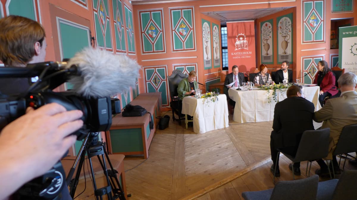 Kastelholman linnan rauhankeskustelussa olivat mukana muun muassa Tarja Halonen, Stefan Lofven, Tarja Cronberg  ja Mikael Wigell.