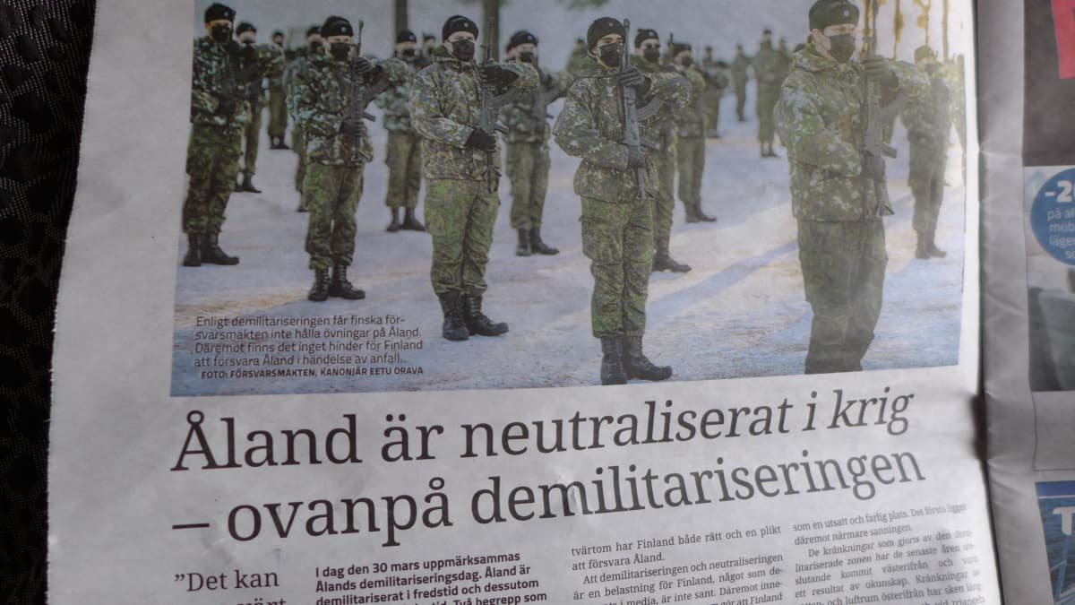 Valokuva Nya Åland lehden sivusta, missä käsitellään Ahvenanmaan demilitarisointia