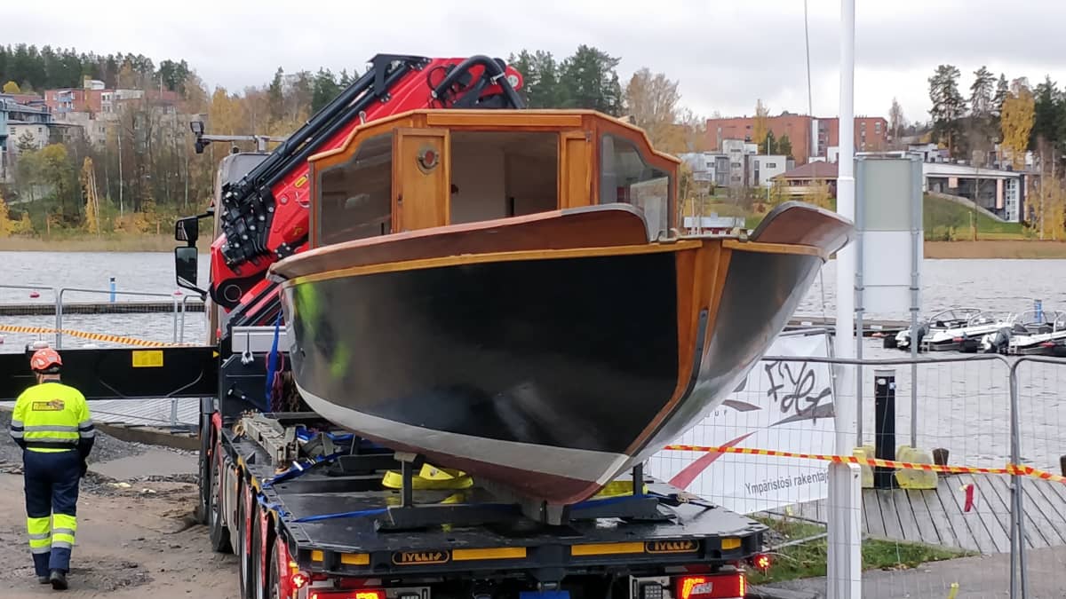 Alvar Aallon suunnittelema vene auton lavalla Jyväskylän satamassa.