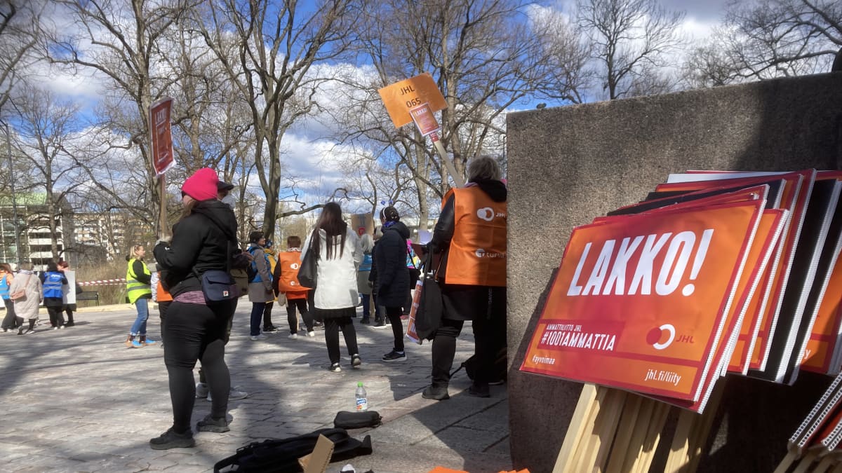 Lakkokylttejä Turun tuomiokirkon edustalla.