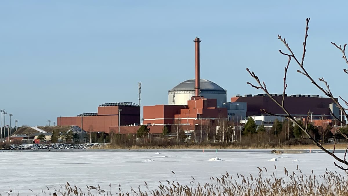 Olkiluodon kolmos Reaktori ulkoa meren vastarannalta kuvattuna talvella.