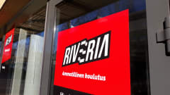 Riverian logo ulko-ovessa.
