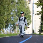 Ekaluokkalainen Nooa Sirkka kävelee turvallista koulureittiä merkkaavaa sinistä viivaa pitkin Pieksämäellä.