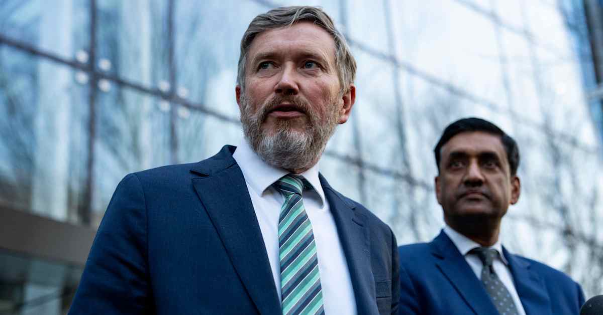 Tämä mies on piikki Trumpin lihassa – vaatii Epsteinin rikoskumppanien nimet julki