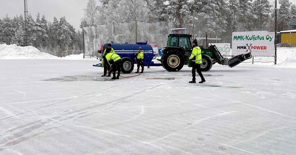 Huono tekojää ajaa jääpalloseura Veiterän evakkoon omalta kotikentältään Lappeenrannassa – kaupunki lupaa korvata kuluja