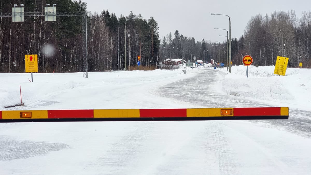 Parikkalan rajanylityspaikka Kolmikannassa. Venäjän raja-asema näkyy tien päässä.