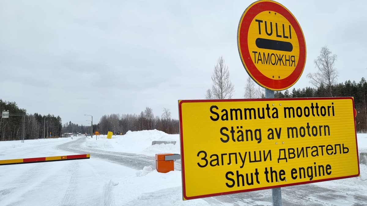 Parikkalan rajanylityspaikka Kolmikannassa. Tullin liikennemerkki.