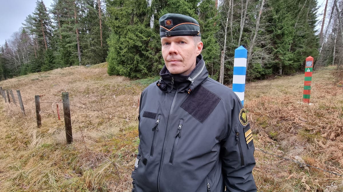 Apulaiskomentaja Jukka Lukkari Suomen ja Venäjän rajalla Nuijamaalla.