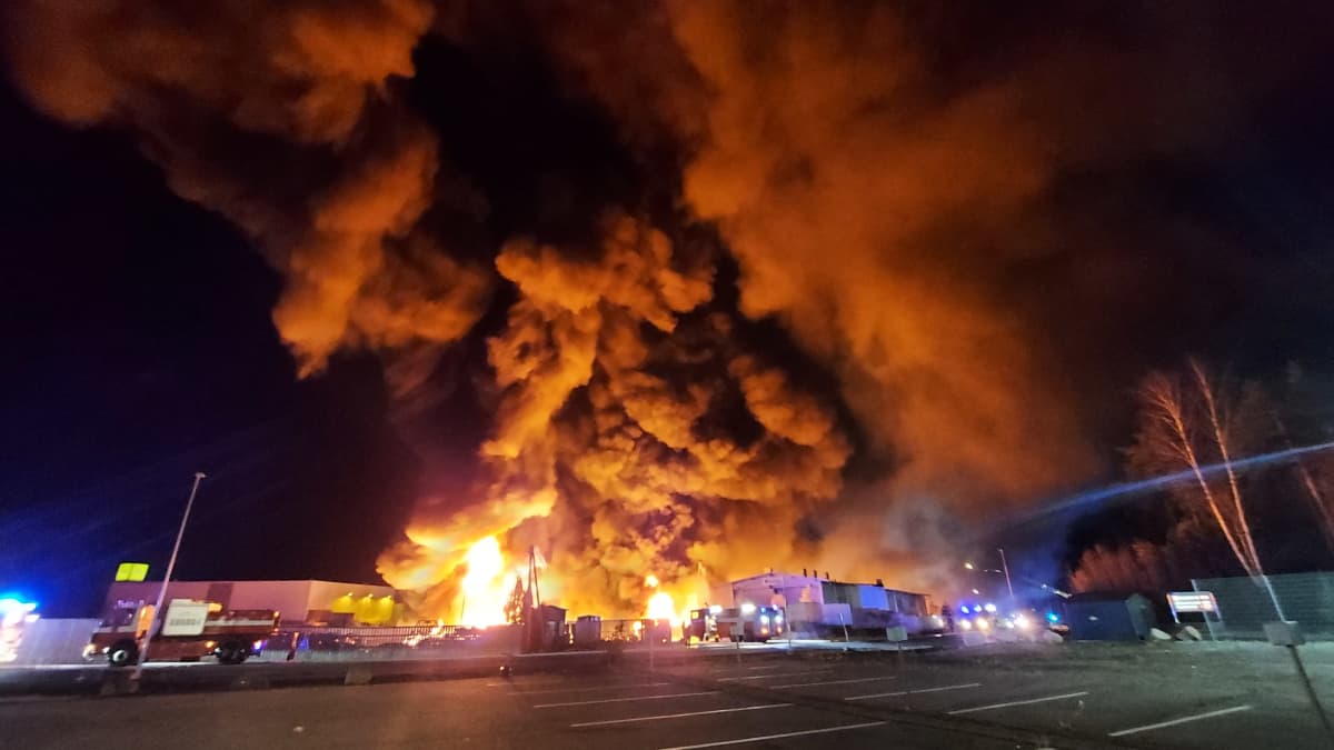 Suuri tulipalo ja paljon savua Riihimäellä teollisuushallin palaessa.
