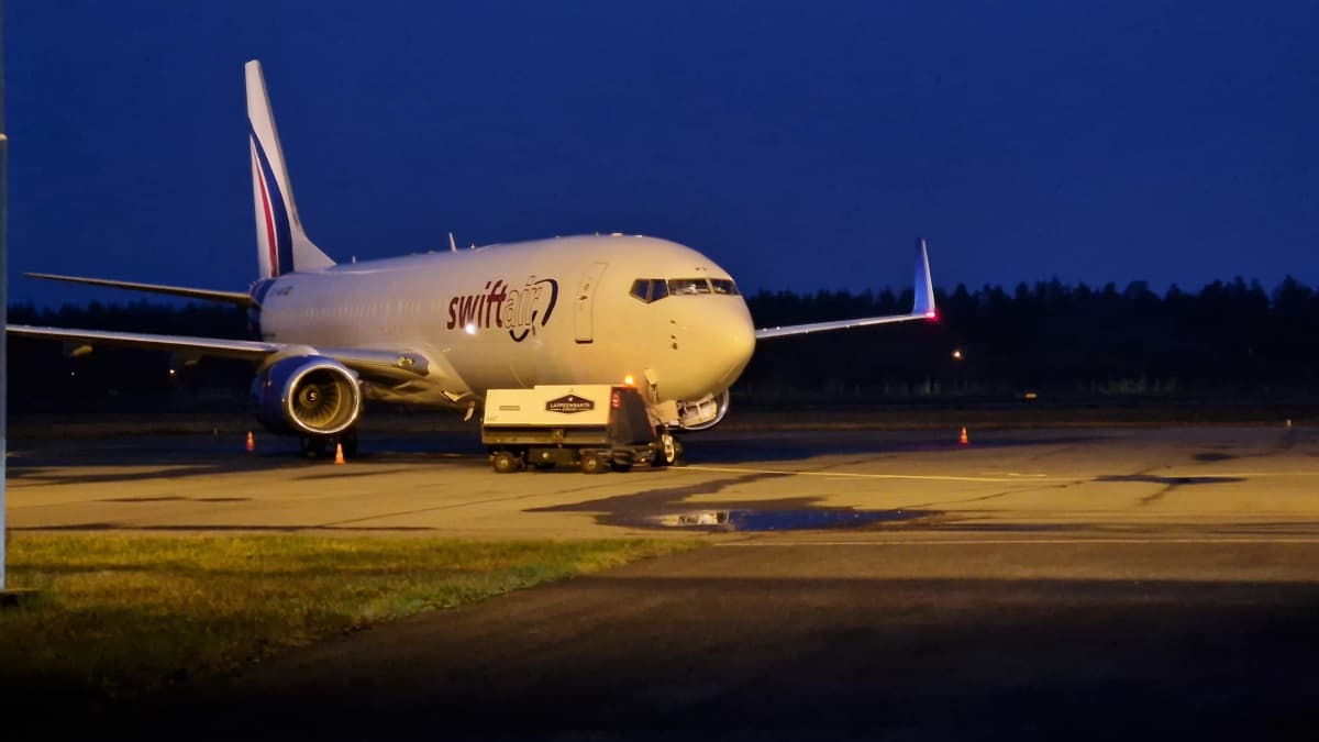 Swiftair-yhtiön lentokone Lappeenrannan kentällä 5.11.2022