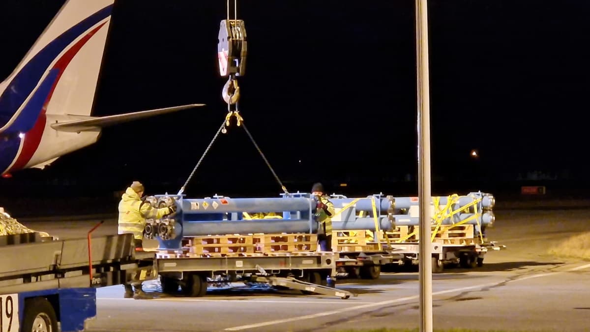 Lappeenrannan lentokentällä lastattiin ydinpolttoainekuormaa Swiftairin rahtikoneeseen.