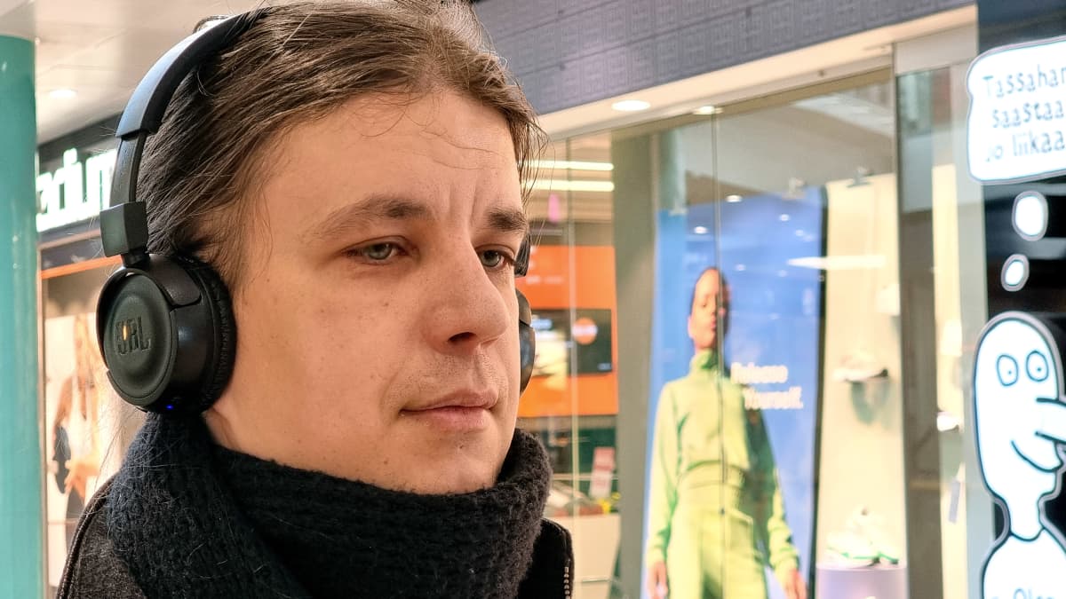 Janne Nurmilinna kuulokkeet päässä kauppakeskus Iso-Kristiinassa