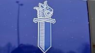 Kuvassa on valkoinen Suomen poliisin logo sinisellä taustalla. Logossa on miekka ja leijonan pää.
