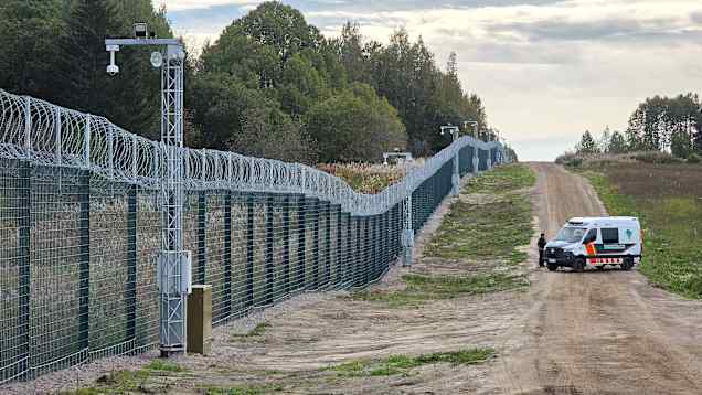 Rajavartijoita Suomen ja Venäjän välisellä raja-aidalla Imatran Räikkölässä.