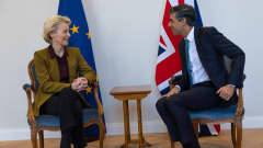 Ursula von der Leyen istuu toisessa tuolissa, toisessa istuu Britannian pääministeri Rishi Sunak. 