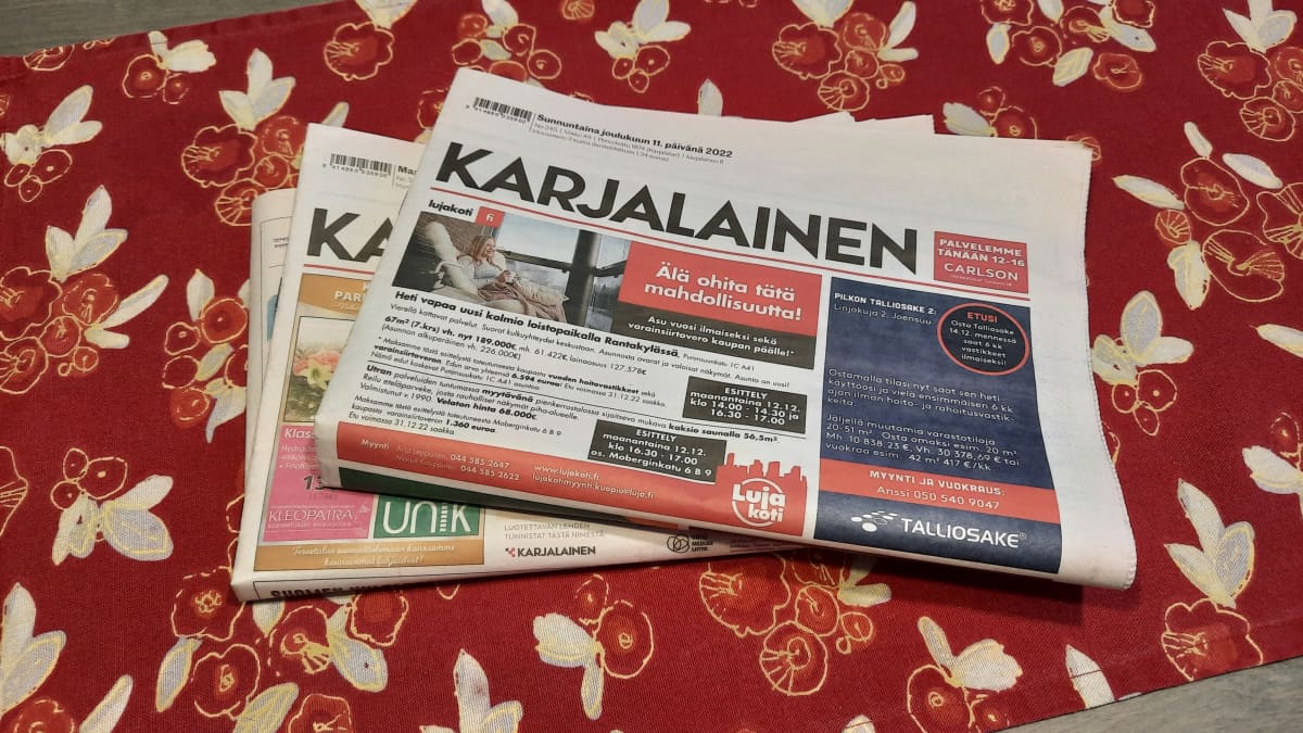 Kaksi sanomalehteä on keittiön pöydällä.