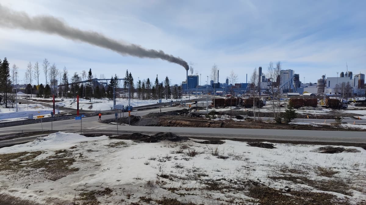 Tummaa savua tupruaa piipusta Metsä Groupin Kemin tehtaalla.