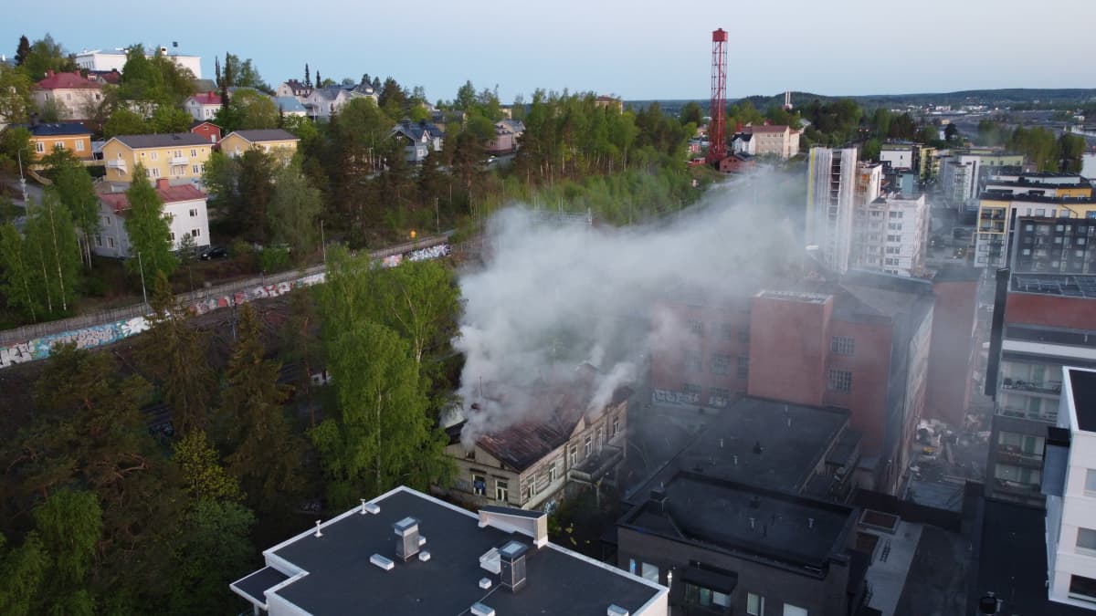 Pelastuslaitoksen mukaan palosta levisi laajalle alueelle savua Santalahdesta itään, ainakin Ranta-Tampellaan ja Lapinniemeen. 