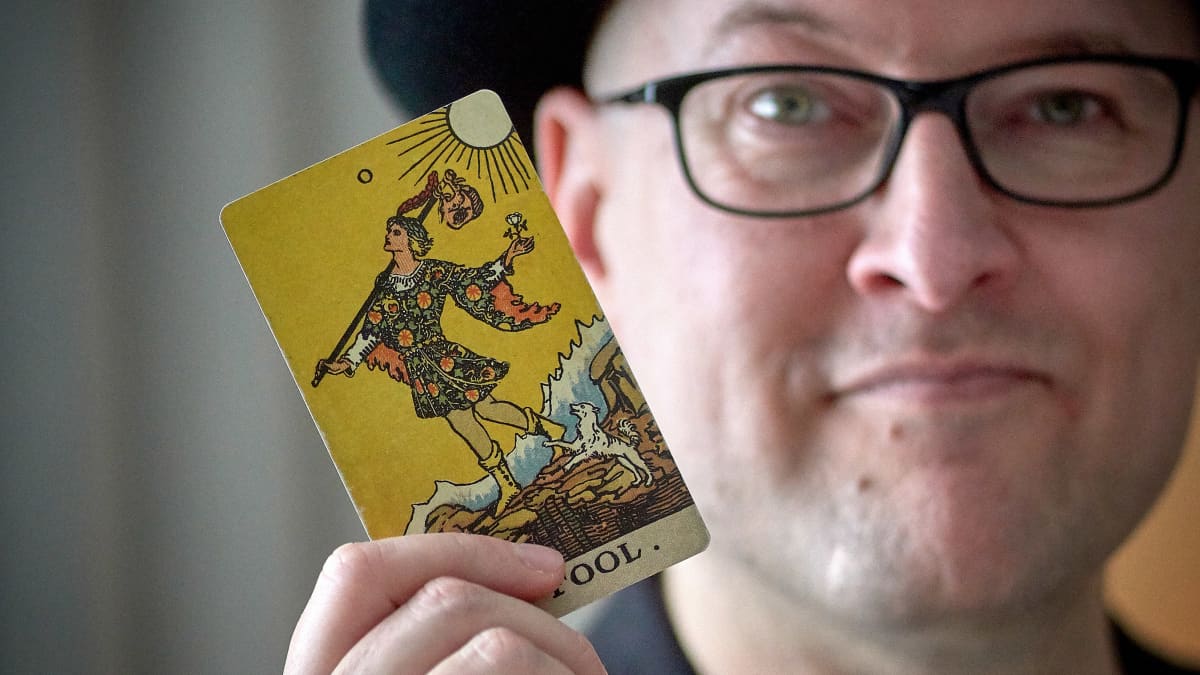 Tero Goldenhill ja tarot-kortti.