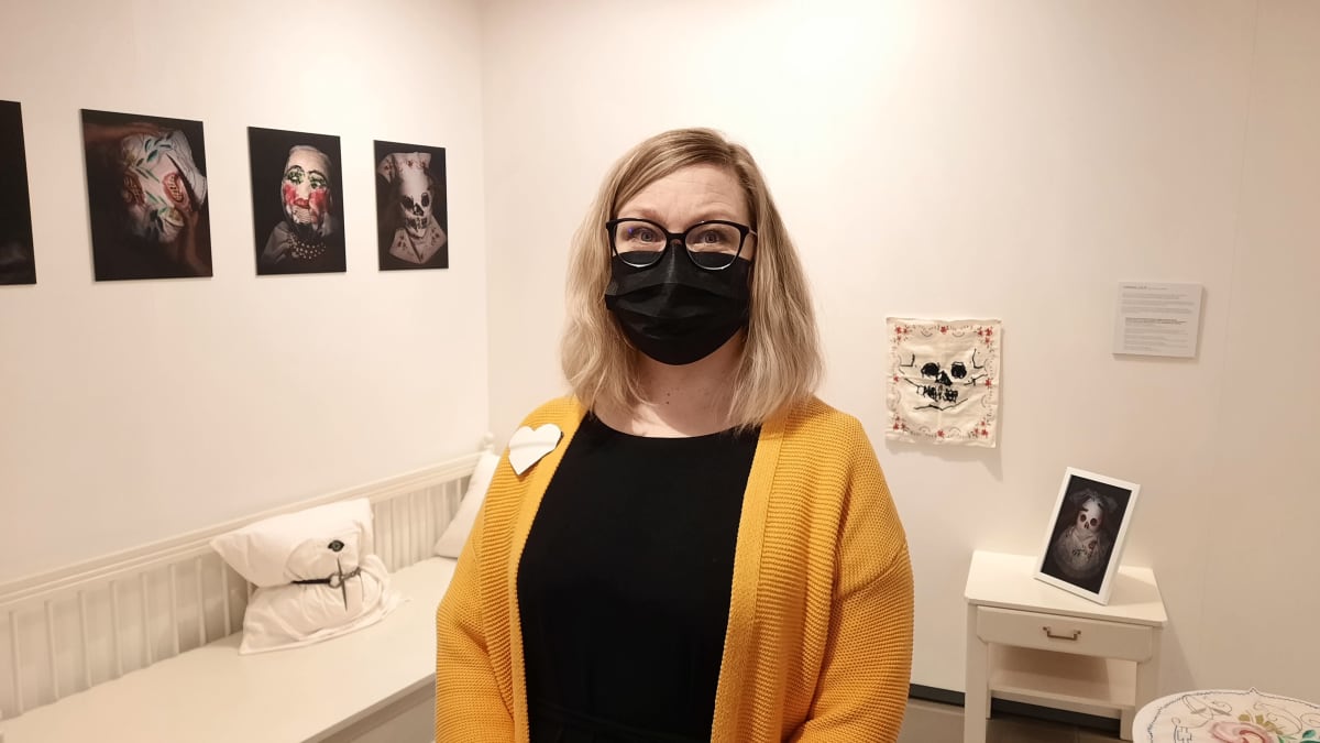 Nainen seisoo taideinstallaation edessä