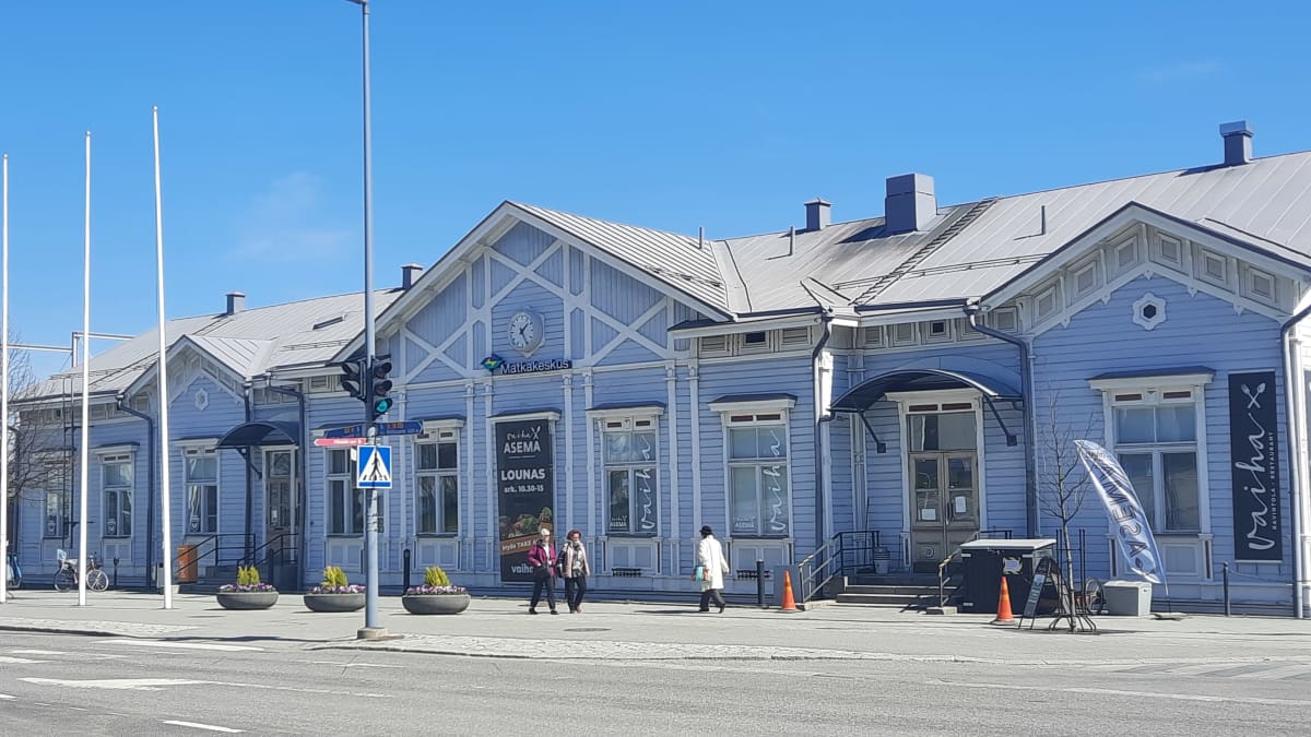 Mikkelin rautatieasemarakennus auringonpaisteessa. 