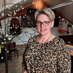Anne Rintamäki katsoo kameraan vaalivalvojaistilassa Vaasassa.