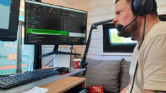Radiojuontaja puhuu headset-mikrofoniin.