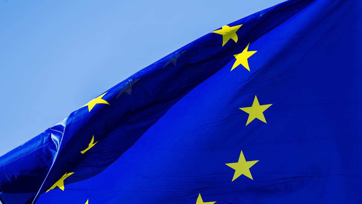 Kuvassa liehuu Euroopan unionin lippu.