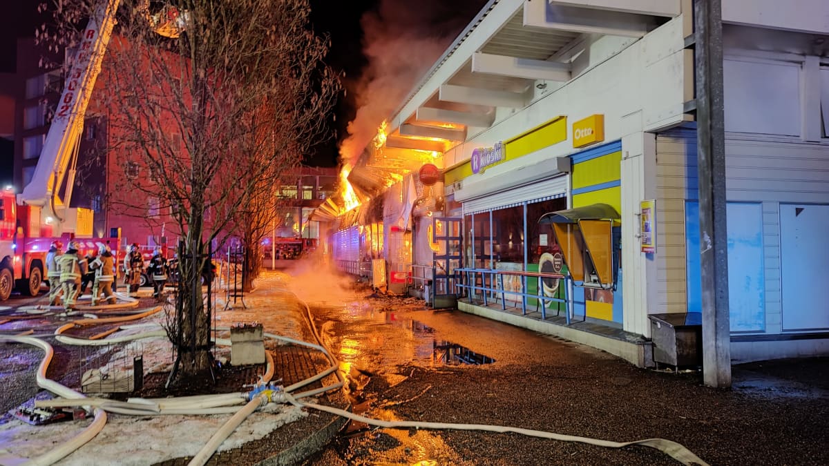Järvenpään Jampan ostokeskuksen tulipalo perjantaina 25. maaliskuuta 2022.