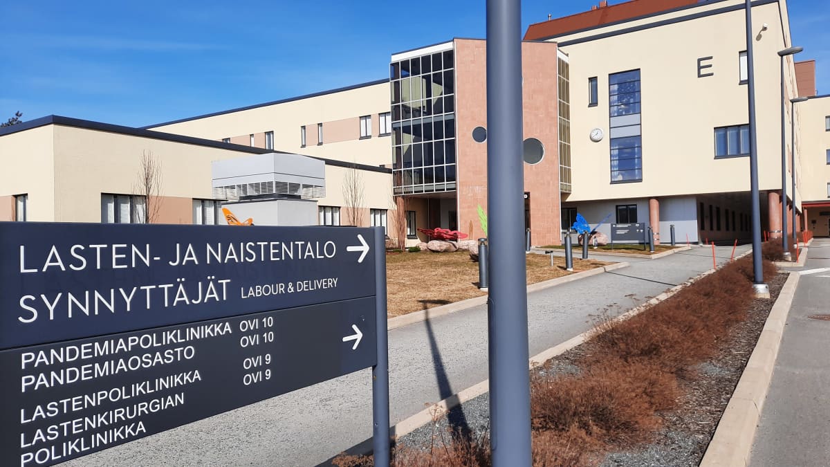 Satasairaalan pandemiapoliklinikan kyltti.